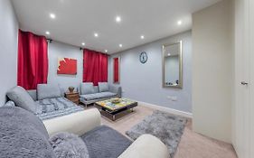 Elegant And Chic 2-Bedroom Basement Apartment In Paddington