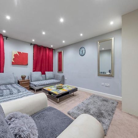 Elegant And Chic 2-Bedroom Basement Apartment In Paddington London Exterior photo
