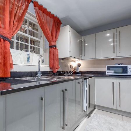 Elegant And Chic 2-Bedroom Basement Apartment In Paddington London Exterior photo