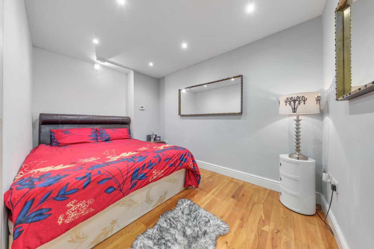 Elegant And Chic 2-Bedroom Basement Apartment In Paddington London Exterior photo