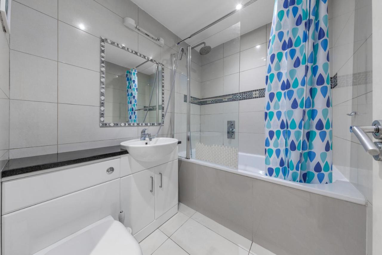 Elegant And Chic 2-Bedroom Basement Apartment In Paddington London Exterior photo
