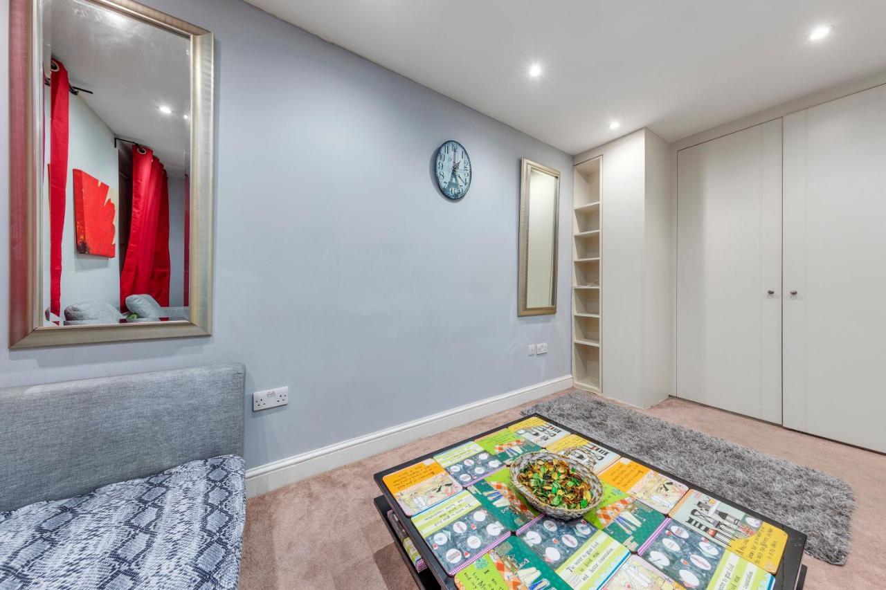 Elegant And Chic 2-Bedroom Basement Apartment In Paddington London Exterior photo